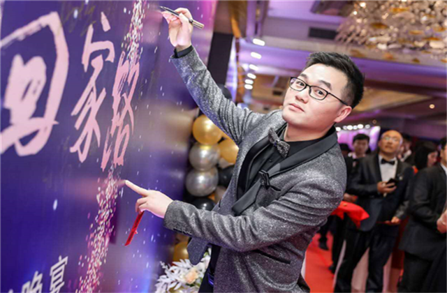 【高光“疫”事】勇敢逆行的特殊“网约车”——918博天堂90后，用信念打通生命运输线